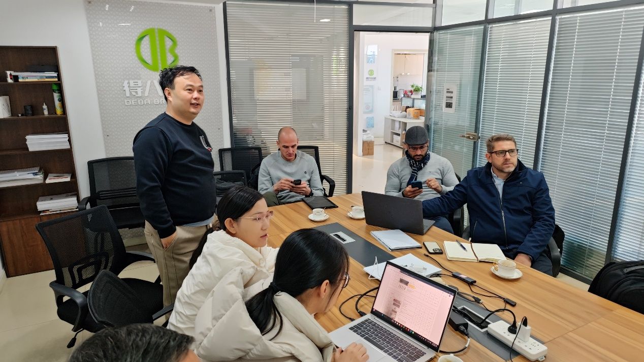 Paraguayi ügyfelek felkeresik a Deba Brothers-t, és nagymértékben jóváhagyják a 12 000 kocás sertéstelep tervét és a termék erősségét